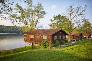 Blackout drapes, iron/ironing board, free WiFi, bed sheets - Salt Fork Lodge and Conference Center (Cambridge)