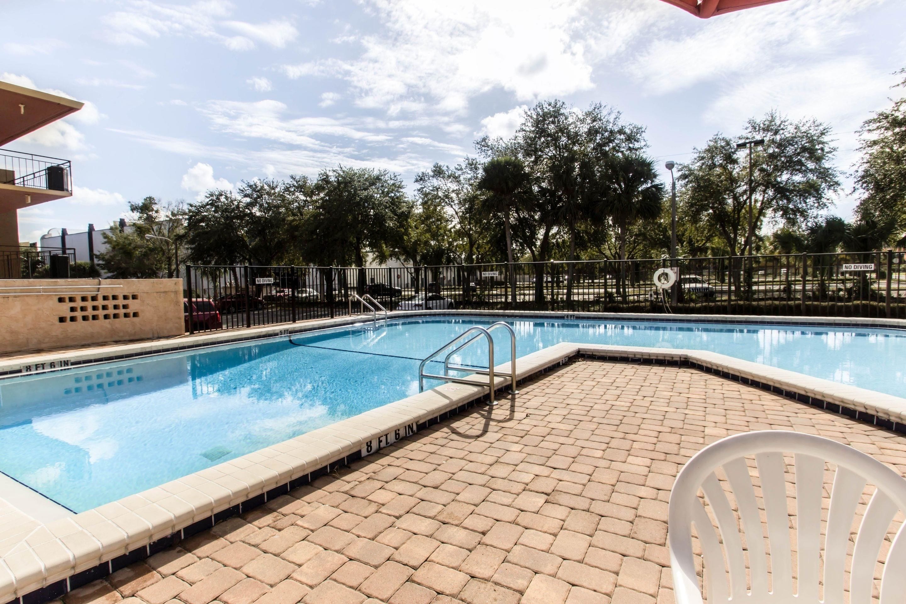 Foto - Suburban Studios International Drive