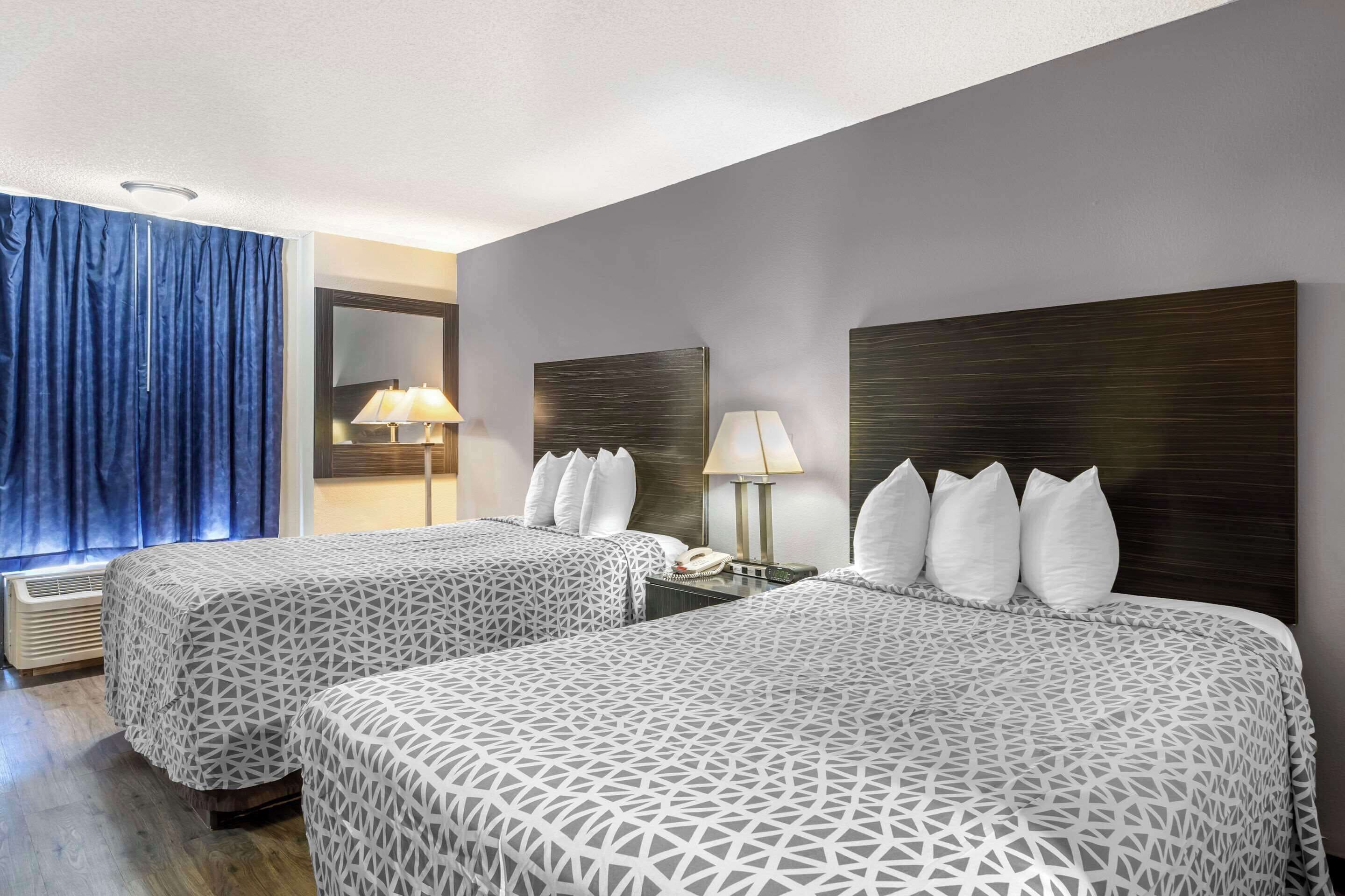 Foto - Suburban Studios International Drive