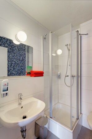 Regadera, amenidades de baño gratuitas, secadora de cabello, toallas