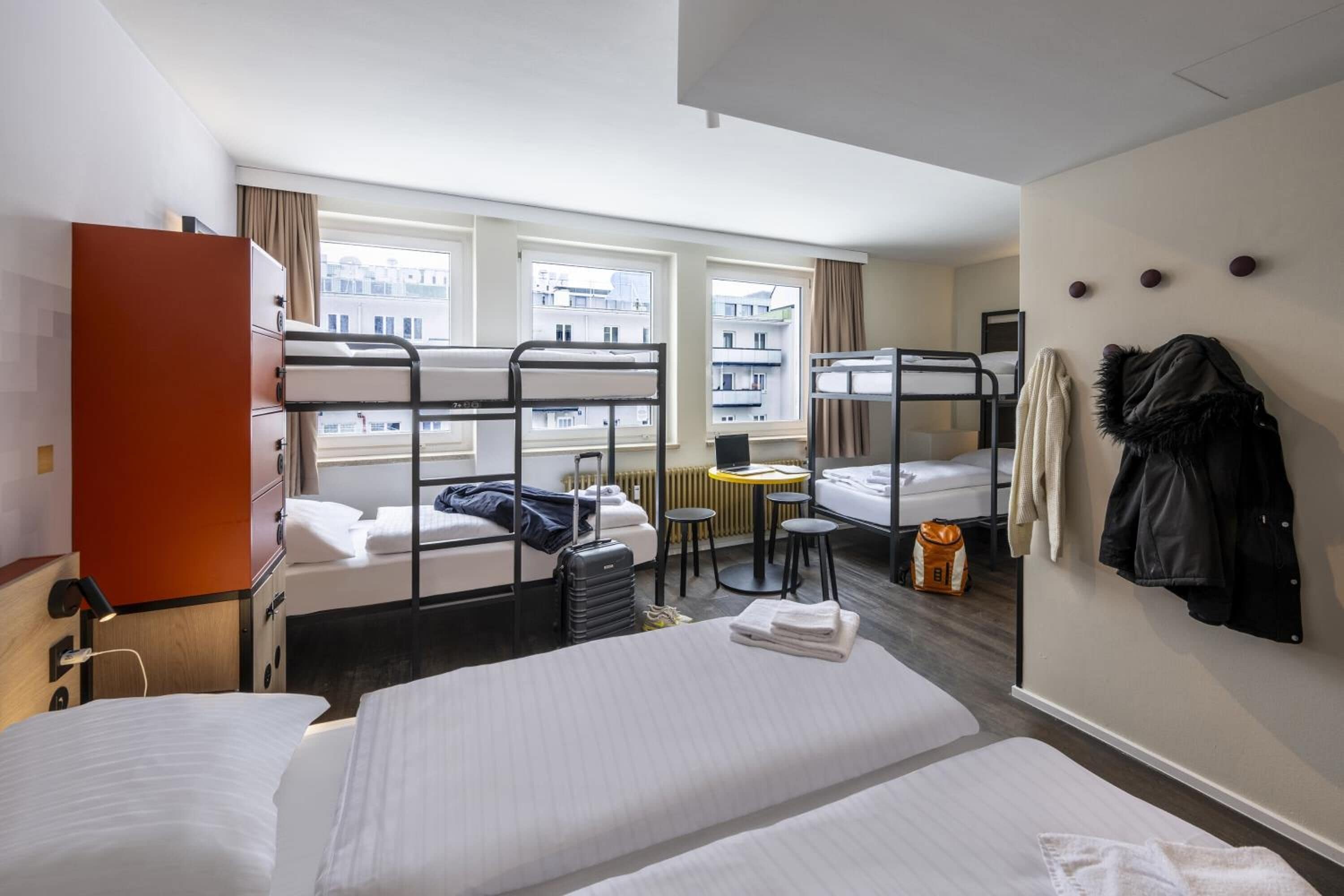 مكتب وتجهيزات عازلة للصوت وأسرّة أطفال/رضّع (مجانًا) وواي فاي مجانًا