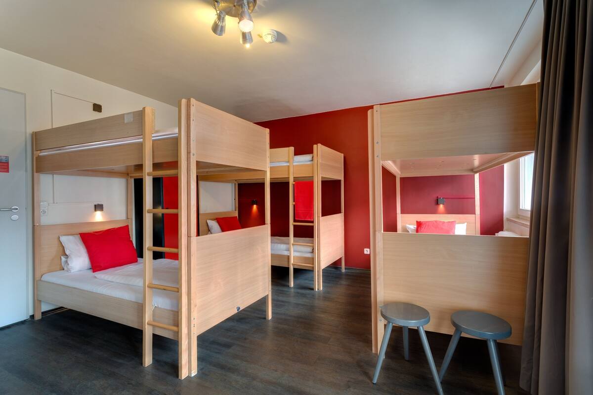 Schreibtisch, schallisolierte Zimmer, kostenlose Babybetten