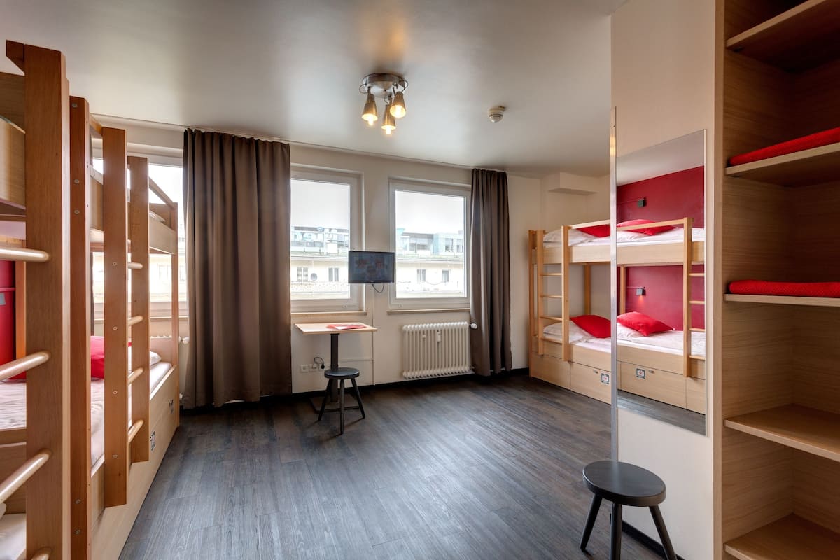 Schreibtisch, schallisolierte Zimmer, kostenlose Babybetten