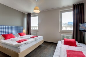 Triple Room | Meja, kalis bunyi, katil bayi/kot (percuma), Wi-fi percuma 