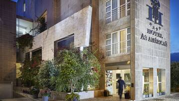 Depan hartanah - siang/malam