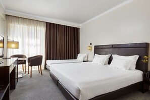 Trippelrum | Minibar, värdeförvaringsskåp på rummet och skrivbord