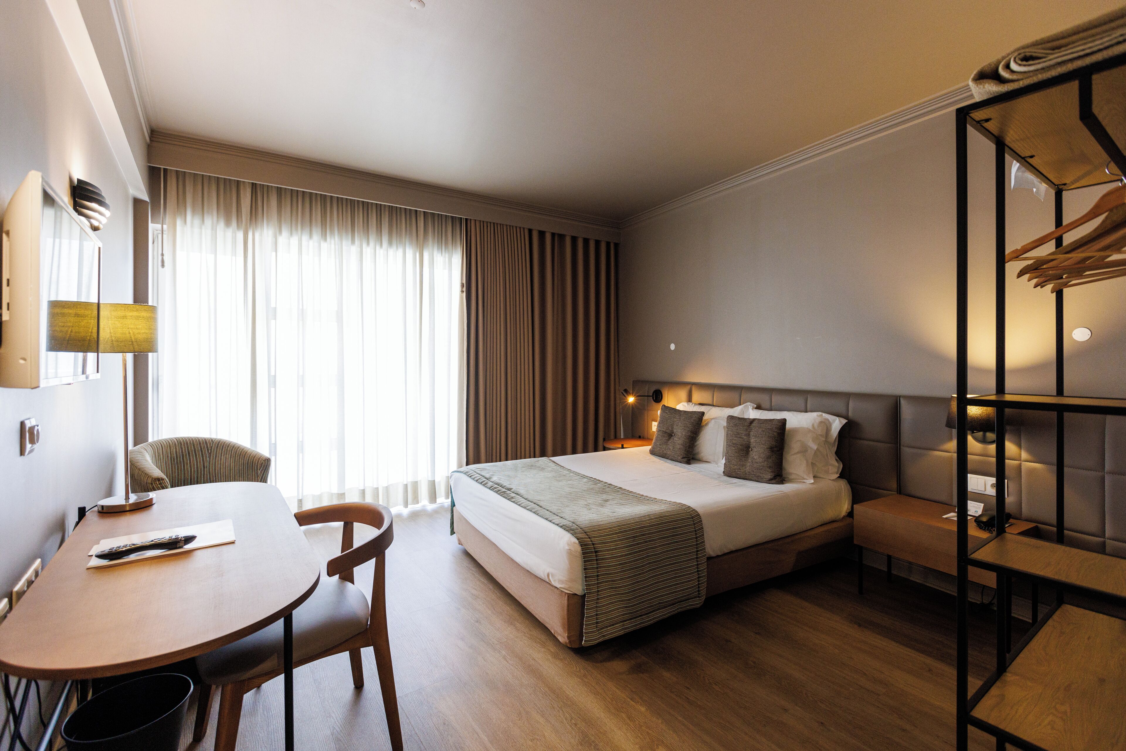 Doppelzimmer | Minibar, Zimmersafe, Schreibtisch, Verdunkelungsvorhänge