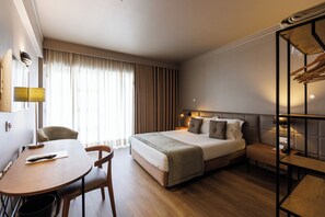 双人房 | 迷你吧、客房内保险箱、办公桌、遮光窗帘