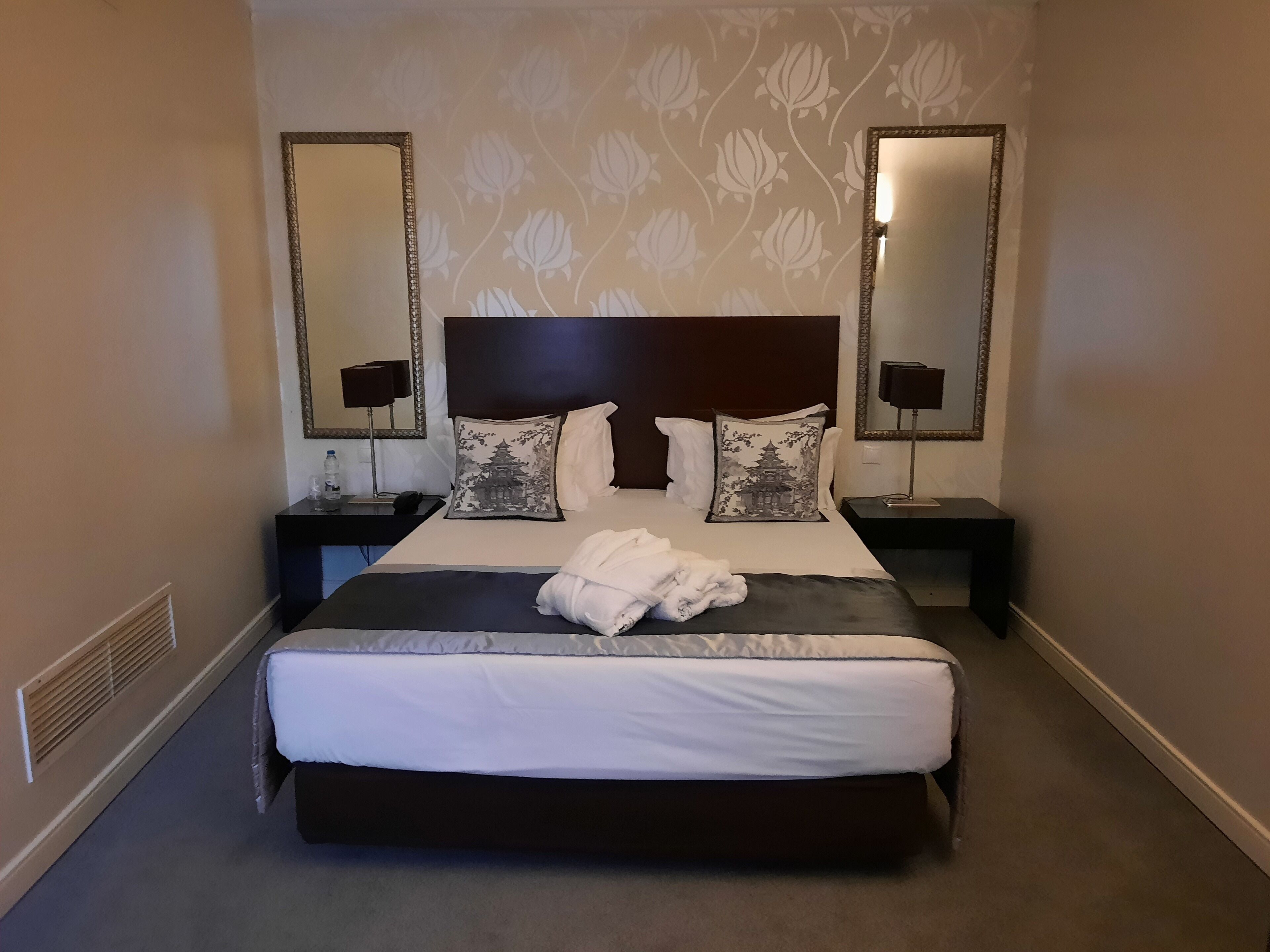 suite | minibar, in-room safe, desk, blackout curtains