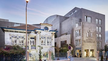 Overnatningsstedets facade – aften/nat