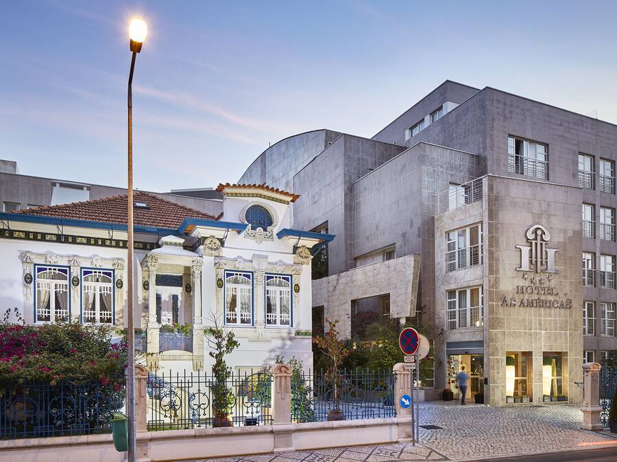 Fachada da propriedade à noite