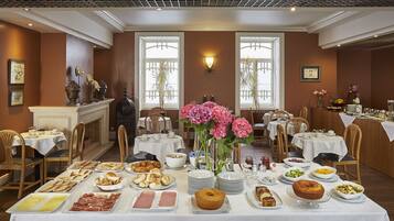 Sarapan bufet pada hari minggu (EUR 10 seorang)