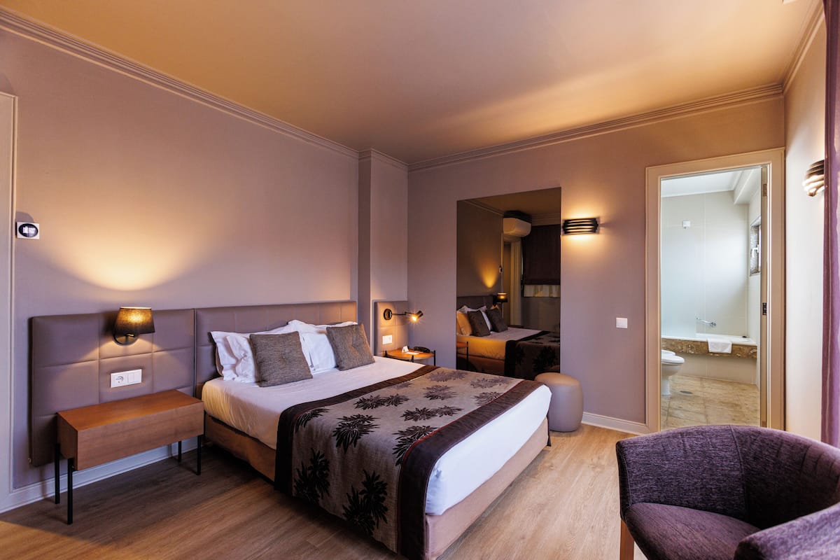 Double Room | Minibar, in-room safe, desk, blackout drapes