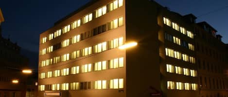 Fachada del alojamiento - Noche