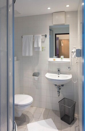 Chuveiro, produtos de toalete grátis, secador de cabelo 