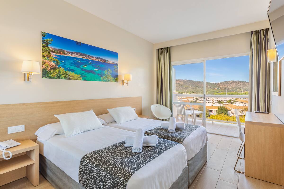 Twin Room | Iron/ironing board, free WiFi, bed sheets