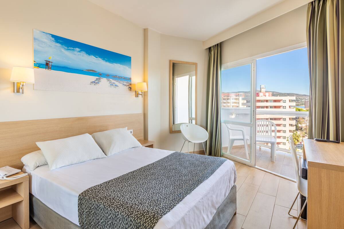 Double Room Single Use | Iron/ironing board, free WiFi, bed sheets