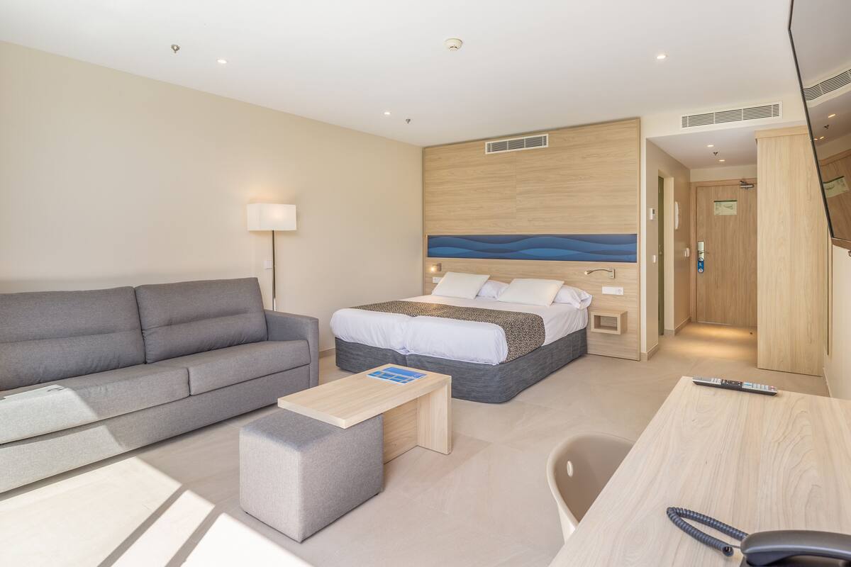Junior Suite | Iron/ironing board, free WiFi, bed sheets