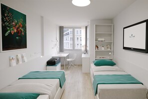 Desk, blackout curtains, iron/ironing board, cots/infant beds - AllYouNeed Hotel Vienna 2 (Vienna)