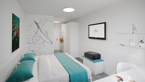Desk, blackout curtains, iron/ironing board, cots/infant beds - AllYouNeed Hotel Vienna 2 (Vienna)