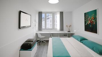 Escritorio, cortinas blackout, tabla de planchar con plancha y cunas