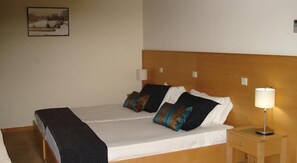 Minibar, két bảo mật tại phòng, bàn, màn/rèm cản sáng 