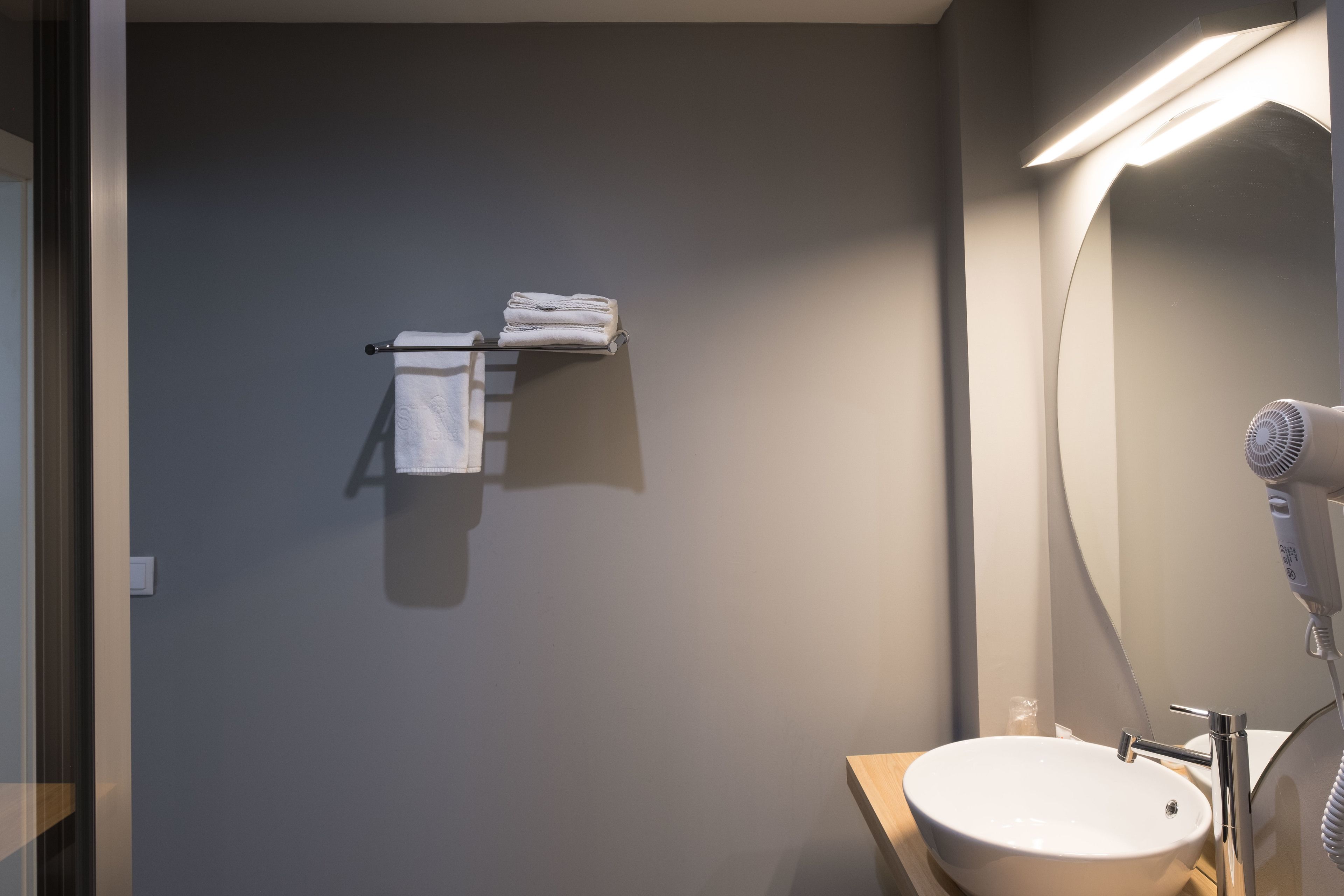 triple room | bathroom | combined shower/bathtub, free toiletries, hair dryer, towels