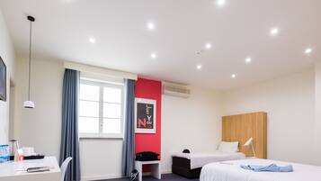 Dreibettzimmer | Zimmersafe, Schreibtisch, schallisolierte Zimmer, kostenloses WLAN