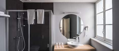 Habitación triple | Baño | Tina con regadera, amenidades de baño gratuitas, secadora de cabello