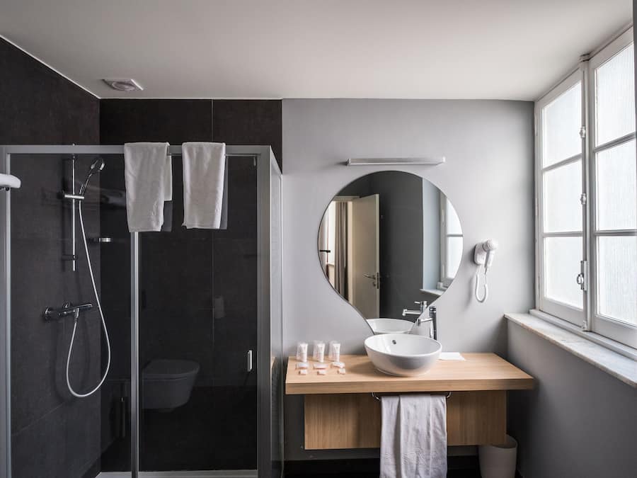 Quarto triplo | Banheiro | Chuveiro/banheira combinados, produtos de toalete grátis