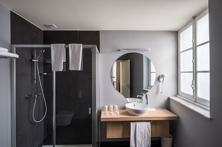 Triple Room | Bathroom | Combined shower/tub, free toiletries, hair dryer, towels. Stay Hotel Évora Centro