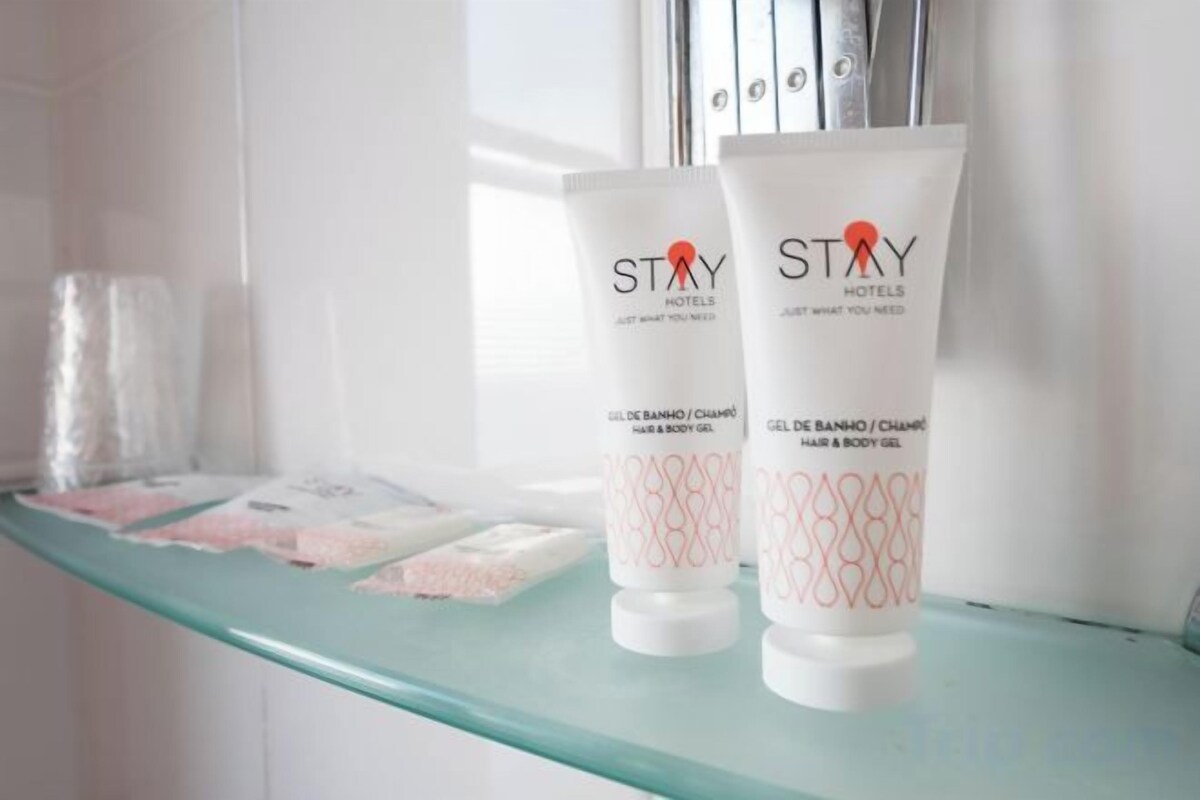 Bathroom amenities | Combined shower/tub, free toiletries, hair dryer, towels