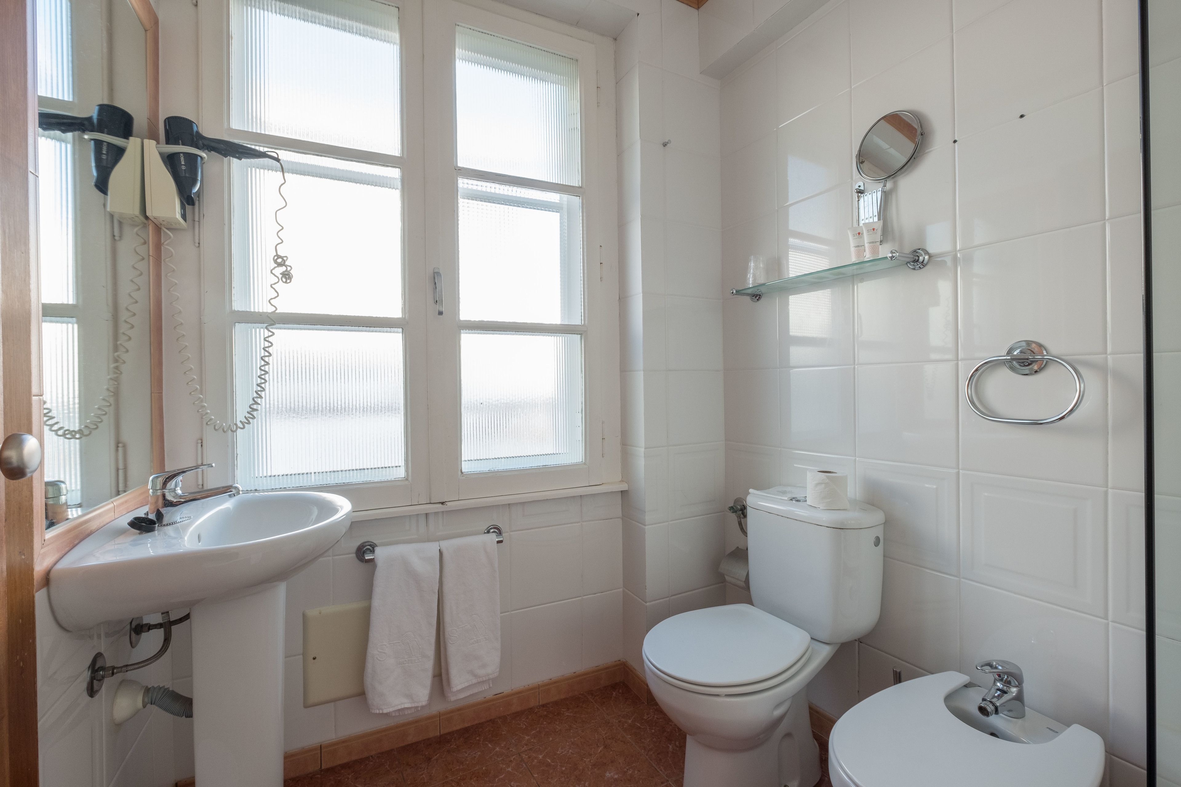 combined shower/bathtub, free toiletries, hair dryer, towels