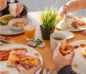 Se ofrece un desayuno bufé (13.28 EUR por persona)