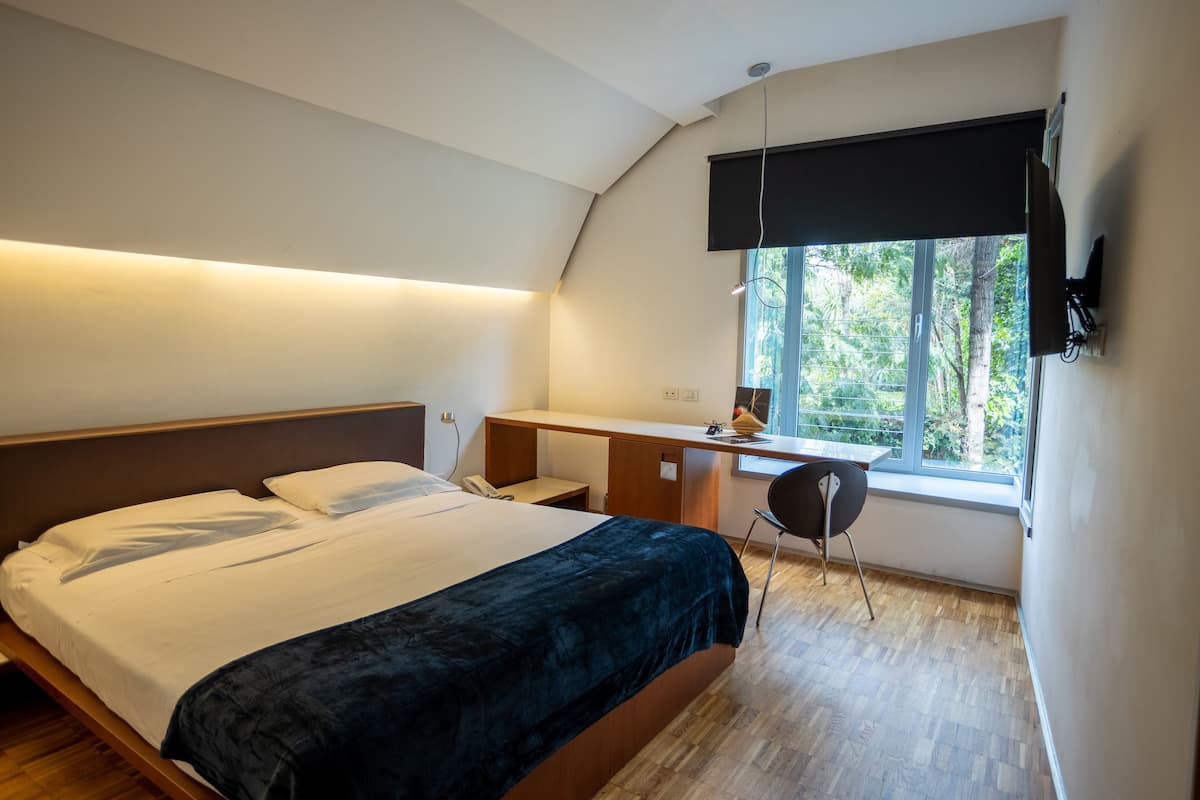 Doppelzimmer zur Einzelnutzung | Allergikerbettwaren, Minibar, Zimmersafe, Schreibtisch