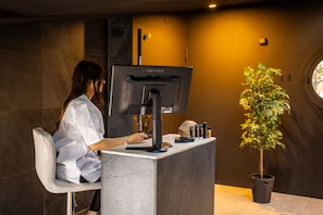 Spa tub, steam room