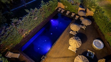 Piscina stagionale all'aperto, ombrelloni da piscina, lettini