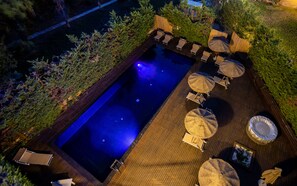 Seasonal outdoor pool, open 3:00 PM to 7:00 PM, pool umbrellas - Black Hotel (Rome)
