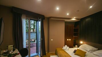 Superior Room | Peralatan tempat tidur hipoalergenik, bar mini, peti besi dalam bilik