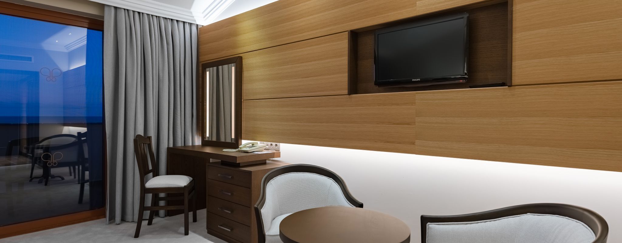 Premium bedding, free minibar, in-room safe, desk