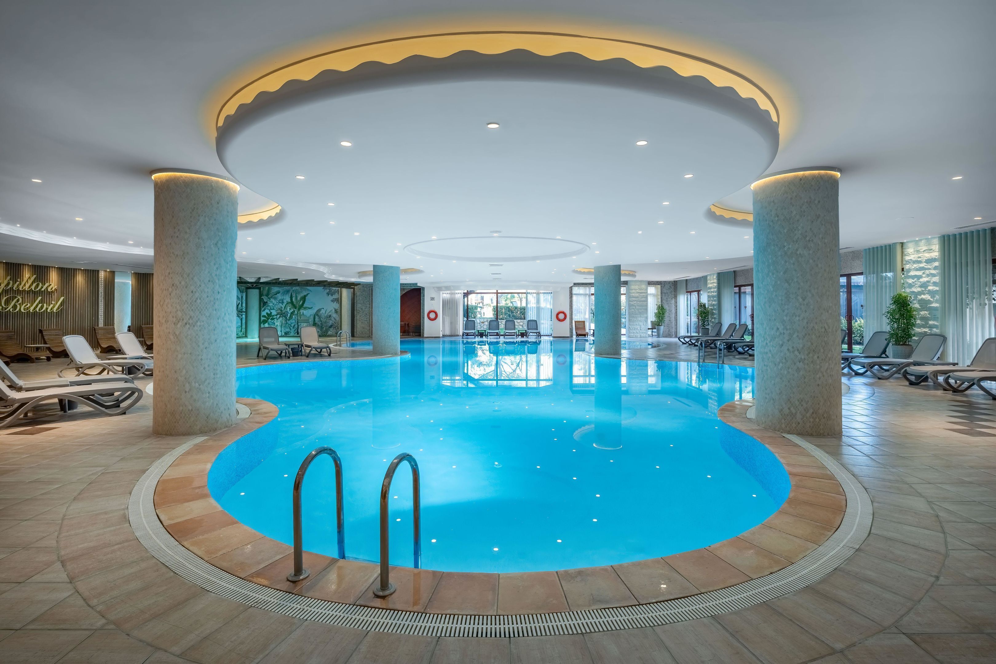 من حمّامات السباحة المغطاة، حمّام سباحة خارجي