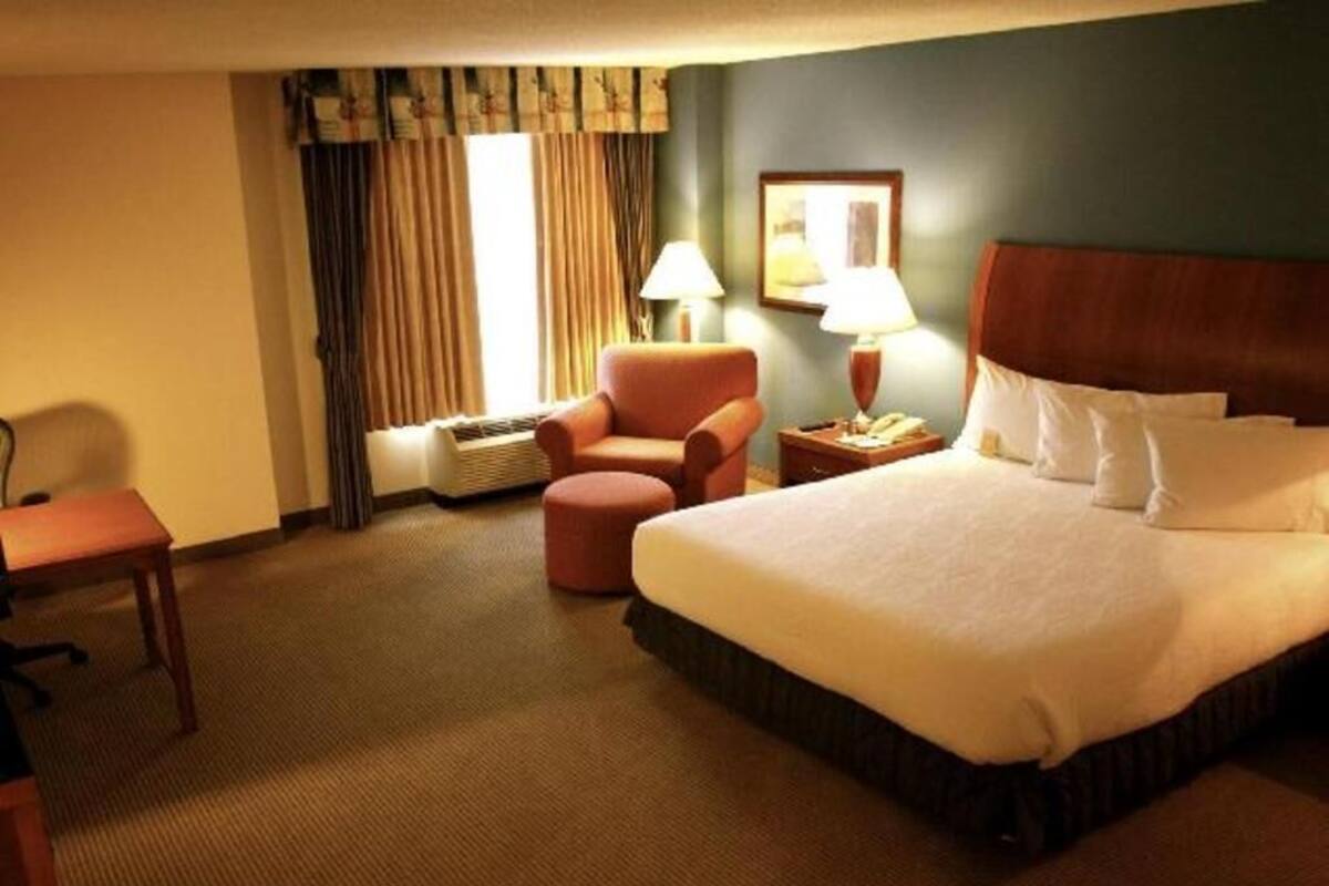 Premium bedding, in-room safe, desk, iron/ironing board