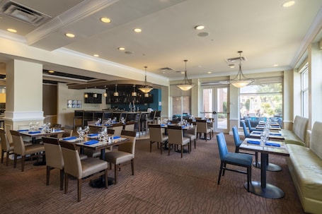 Bar (en la propiedad). Hilton Garden Inn Albany