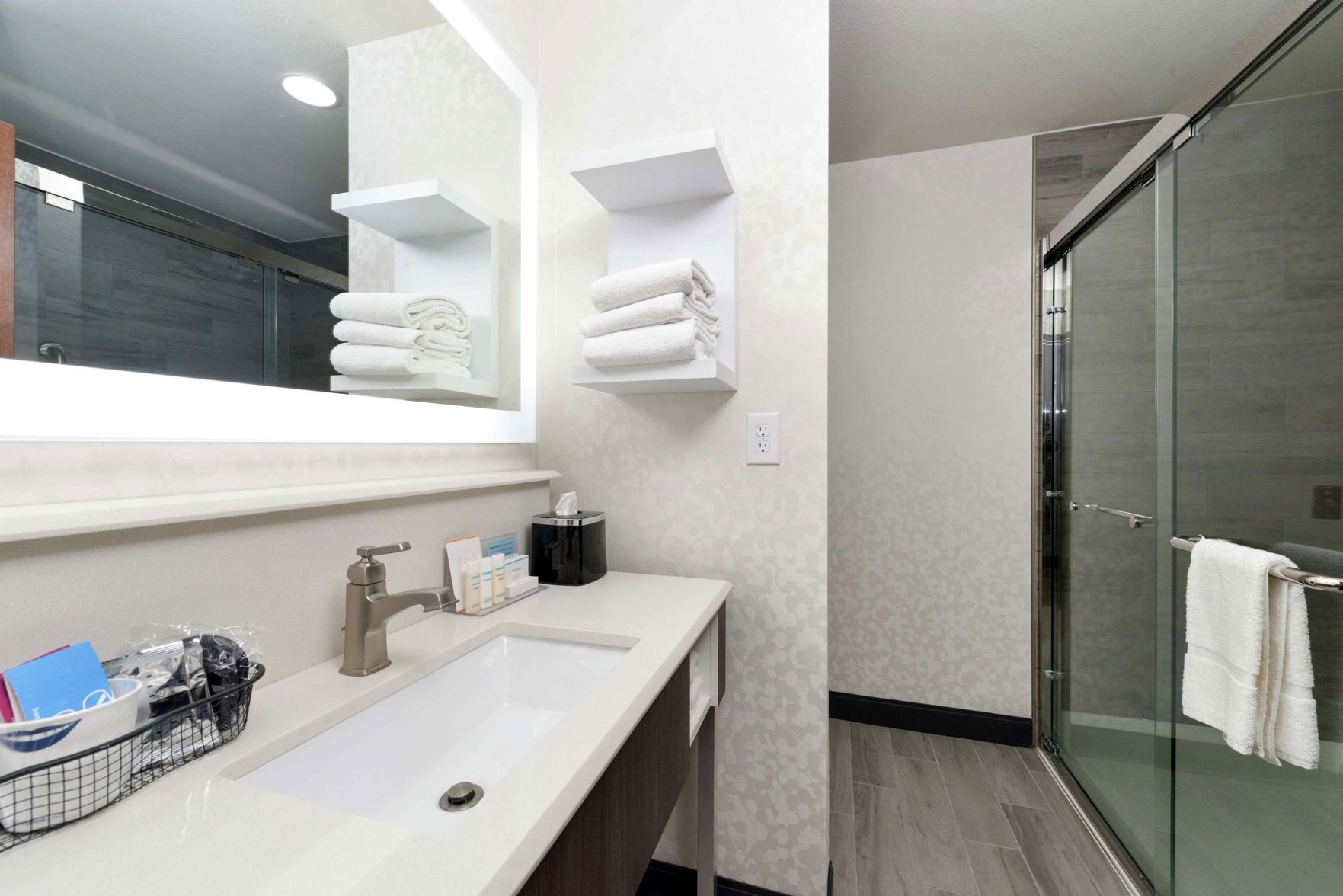 Kamar mandi | Pengering rambut, jubah mandi,  dan handuk