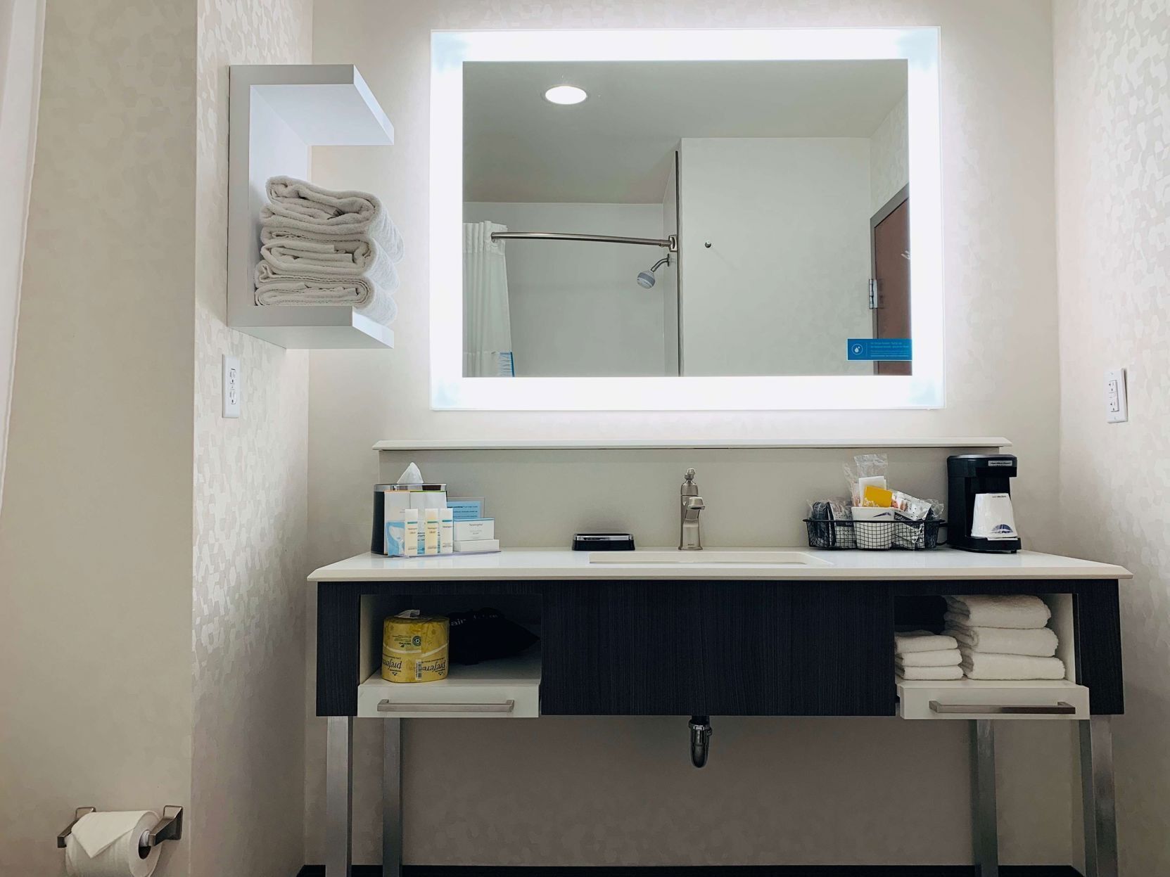 Kamar mandi | Pengering rambut, jubah mandi,  dan handuk