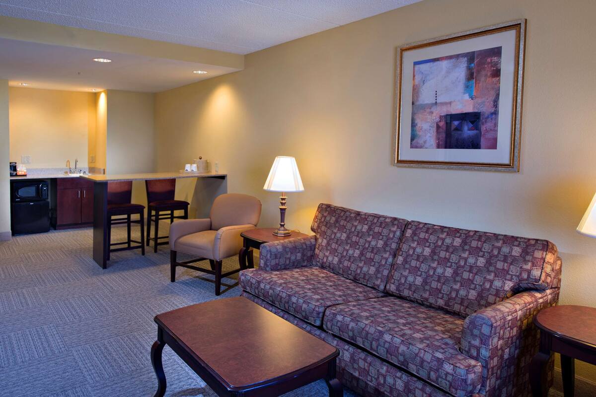 suite, 1 king bed, non smoking | living area | 32-inch lcd tv with cable channels, tv, pay films