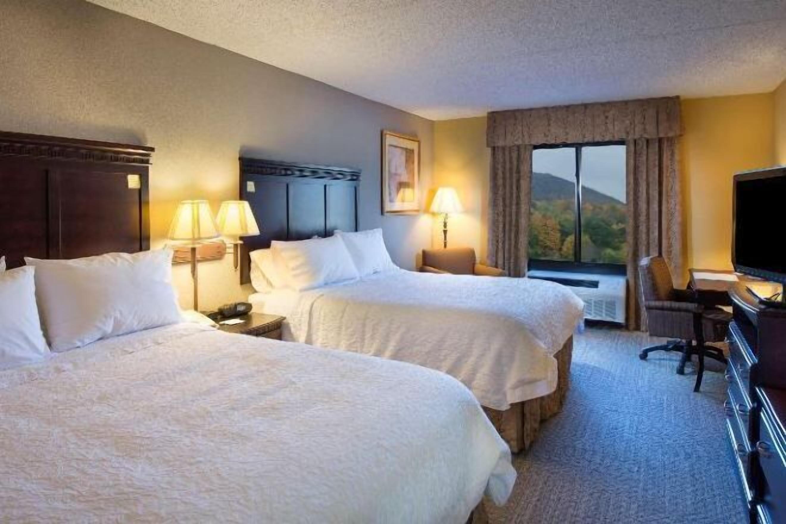 Meja kerja, tirai kedap cahaya, dan setrika/meja setrika