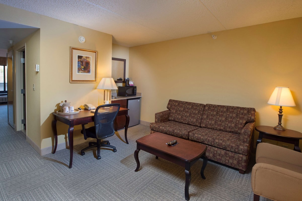 32-inch lcd tv with cable channels, tv, pay films