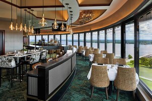 2 restaurantes; se sirve desayuno, almuerzo y cena; cocina local