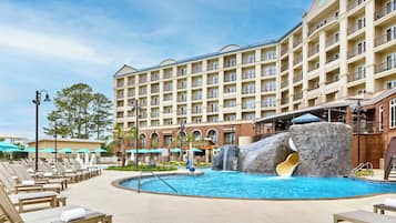Piscine couverte, piscine extérieure, tentes de plage, parasols de plage